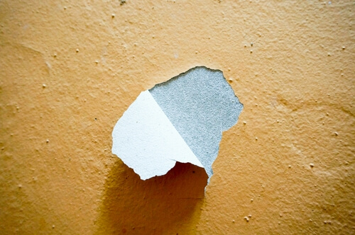 קיר מתקלף כתום